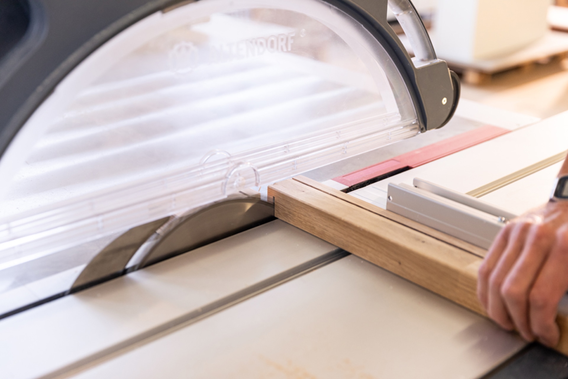 Formatkreissäge in der Werkstatt der Schreinerei Angel